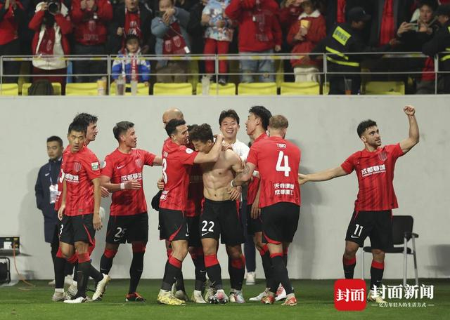 △3月2日，成都蓉城球员李扬进球后与队友庆祝