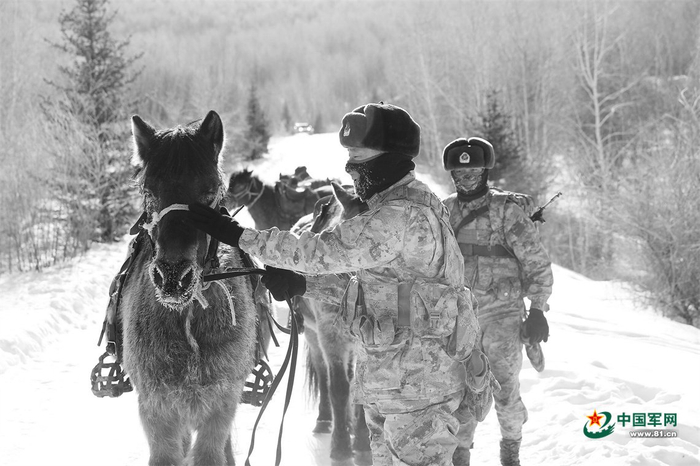 　　官兵踏雪巡逻。李朋儒摄