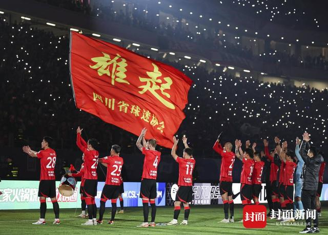 △3月2日赛后，成都蓉城队员集体谢场，与球迷互动