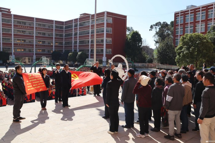 学校全体党员重温入党誓词