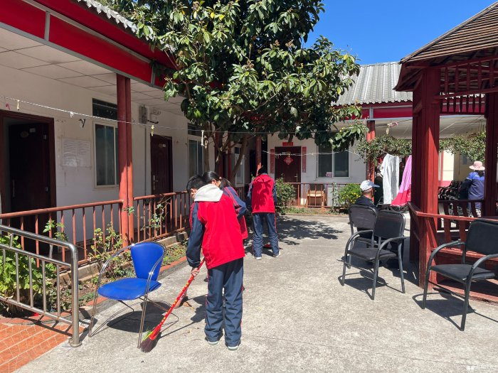 师生及社区工作人员走进养老院