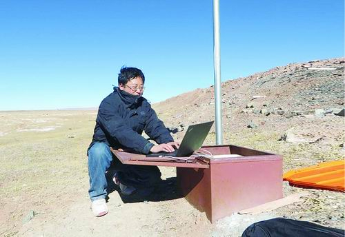 张明义在开展冻土路基野外试验测试。