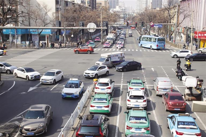     天水南路与定西路的交叉路口，车辆有序通行