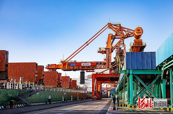 2月28日，在黄骅港煤炭港区，装船机正进行煤炭装船作业。河北日报记者 戴绍志摄