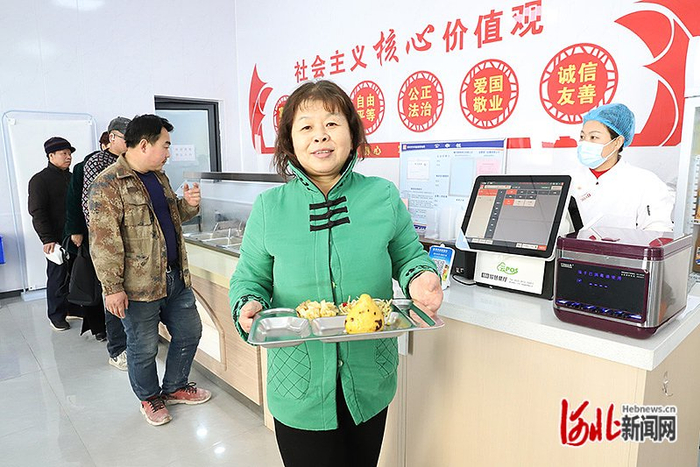2月28日，董彩英在涿州市永济秀园小区的食堂打饭。 河北日报通讯员 熊华明摄