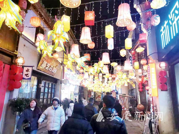 　　元宵节已过，安庆市古街区依然人气很旺。图为3月2日晚倒扒狮街夜景。 全媒体记者 付玉 摄