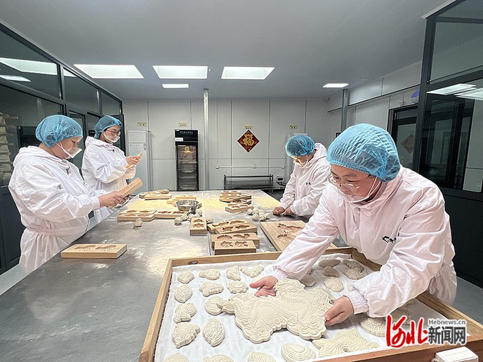 2月27日，在沧州渤海新区黄骅市后仙庄村的黄骅面花非遗工坊，工作人员正在制作面花。河北日报记者 王雅楠摄