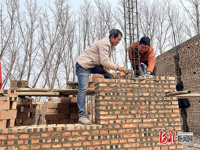 2月27日，涿州市万全庄村村民付继豪家的新房正在加紧施工。 河北日报记者 寇国莹摄