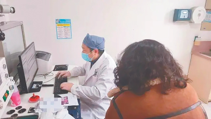     西南医院耳鼻喉科，医生正在为听力受损的患者看诊。