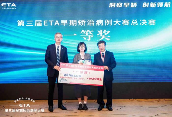 获得者黄天娇医生颁奖宋光泰教授为二等奖获得者李建华医生,冯辉