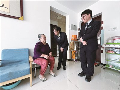 邮储银行北京延庆区支行坚持为出行不便的残障人士提供送养老金上门服务。