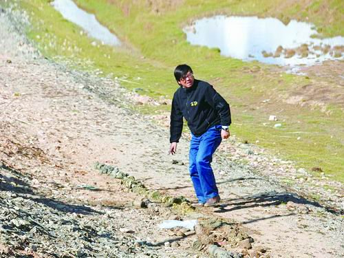 吴青柏在路基旁钻取冻土岩芯样品。