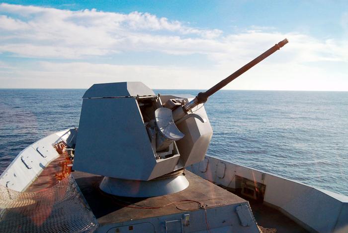 号称具备近防能力的“超射速”主炮，装备包括“地平线”级驱逐舰、“贝尔加米尼”护卫舰在内的级意大利多艘舰艇