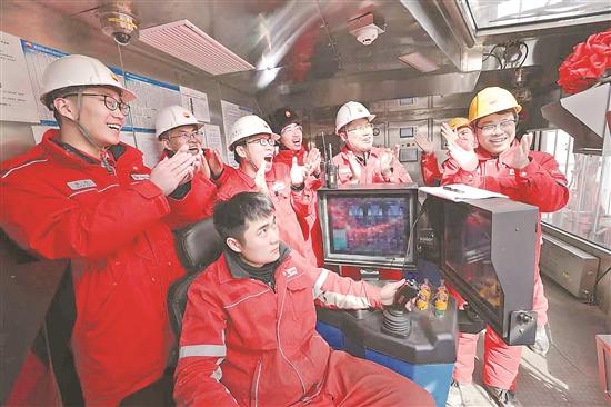 深地塔科1井钻探深度突破10000米时，司钻房内的技术人员激动地欢呼，鼓掌庆祝。