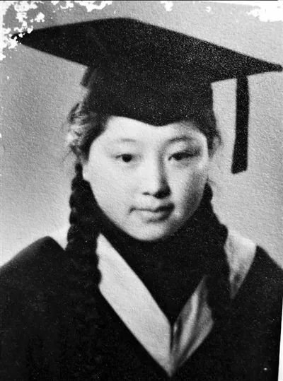 ▲何泽慧清华大学毕业照（1936） 图片来源：中国科学院高能物理研究所