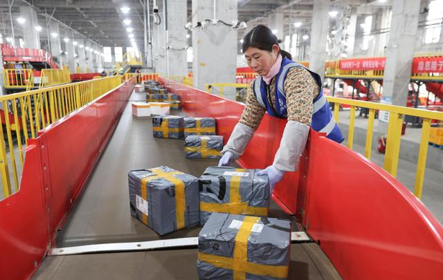 ▲快递公司工作人员分拣快递包裹 据视觉中国