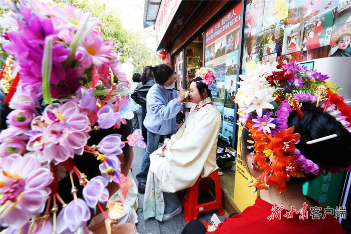 春节期间，游客体验戴簪花习俗。福建日报社通讯员林升摄