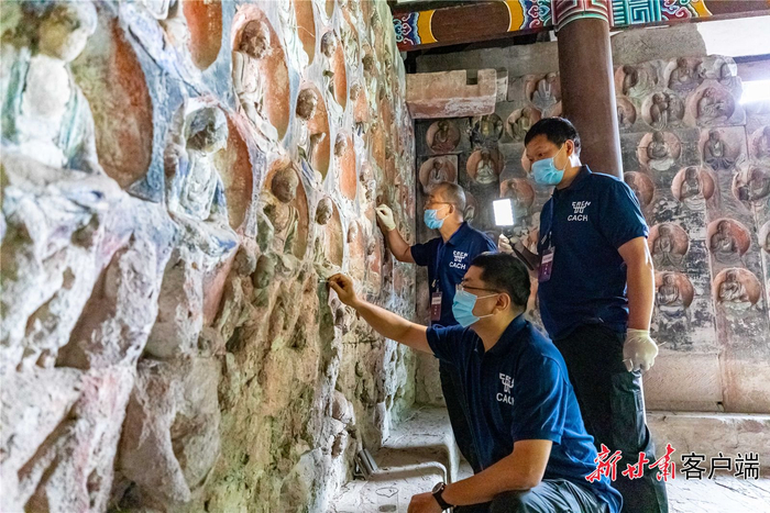 大足石刻宝顶山小佛湾摩崖造像保护修缮工程进入本体修复阶段。重庆日报供图