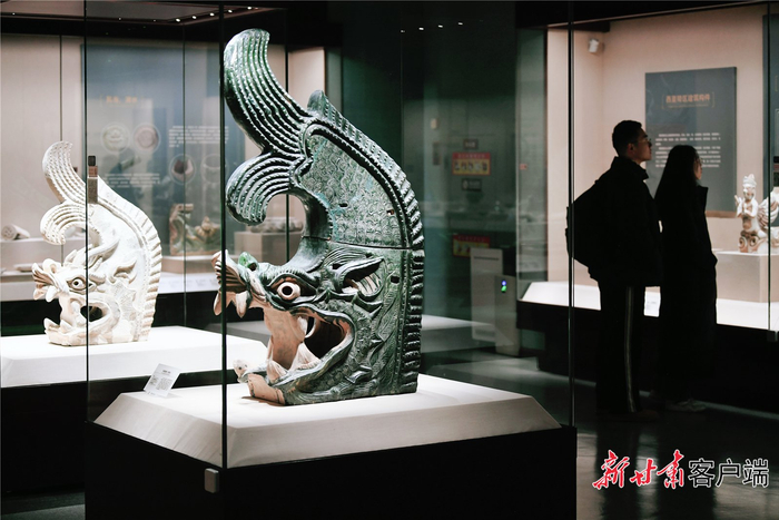 新年伊始，不少市民来到宁夏博物馆参观，人们扶老携幼一同感受历史文化厚重的魅力，尽享假日美好时光。宁夏日报供图