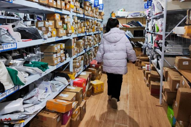 ▲快递站堆积的快递 据视觉中国