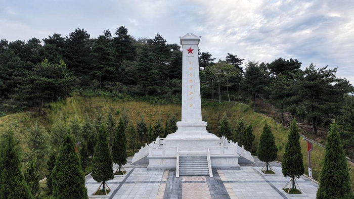 长征国家文化公园英山园区牛背脊战斗纪念碑。