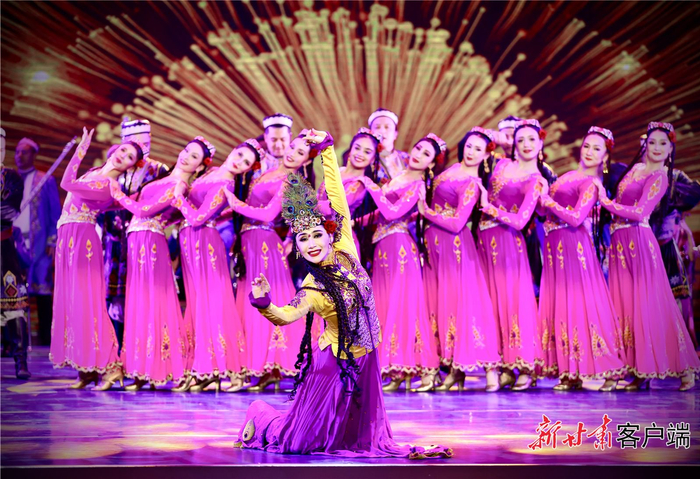 新疆艺术剧院木卡姆艺术团表演十二木卡姆中的舞蹈。新疆日报供图