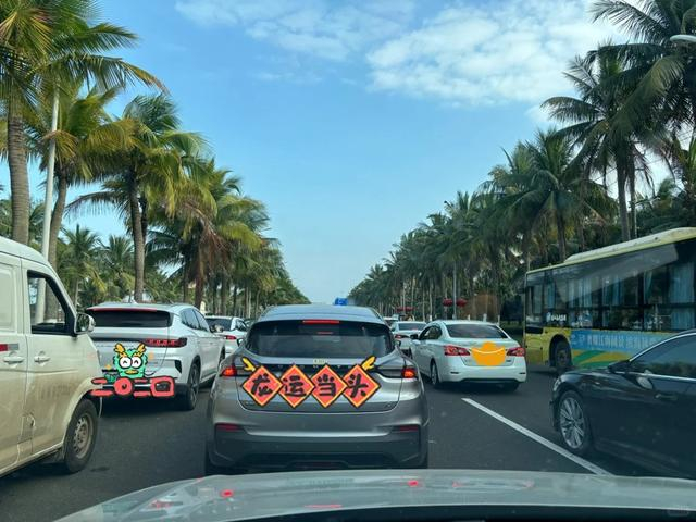 2月15日王勇准备离岛，海口新海港从白天堵到黑夜。受访者供图