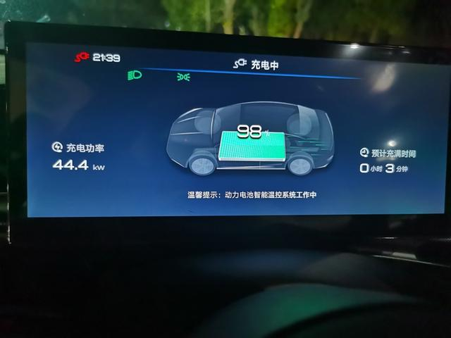 张志全在春运途中充电。受访者供图
