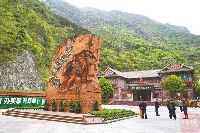 位于宝兴县的红军长征翻越夹金山纪念雕塑。