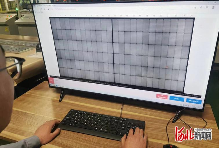 图为离线一人机AI智能判定检测光伏太阳能板。