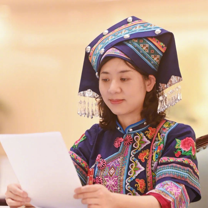 全国人大代表、广西壮族自治区桂林图书馆副研究馆员罗天整理准备提交的意见建议。