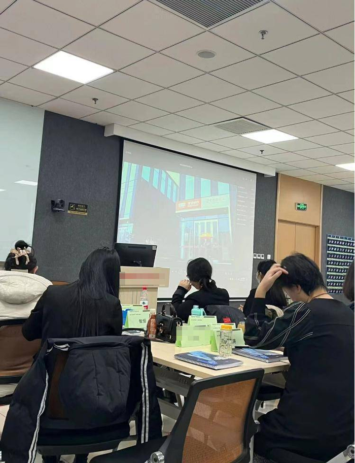 图 | 某位“学员”晒出的听课教室