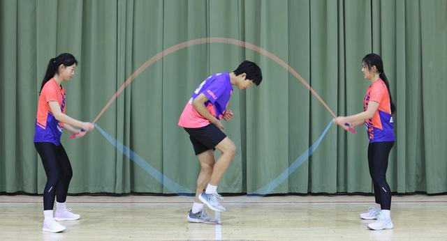 60秒交互绳速度跳。  全国跳绳推广委员会供图