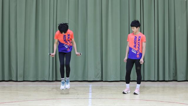 2×30秒双摇接力。  全国跳绳推广委员会供图