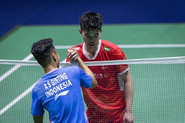 3月5日，翁泓阳（右）与金廷在赛后相互致意。新华社发（奥雷利安·莫里萨尔摄）