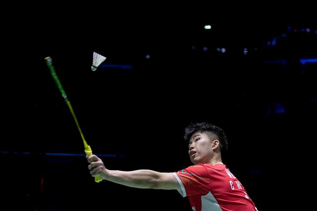 3月5日，翁泓阳在比赛中回球。新华社发（奥雷利安·莫里萨尔摄）