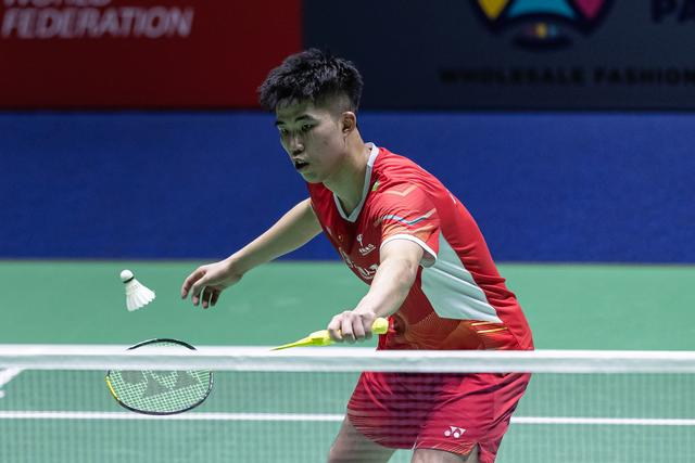 3月5日，翁泓阳在比赛中回球。新华社发（奥雷利安·莫里萨尔摄）