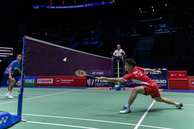 3月5日，翁泓阳（右）与金廷在比赛中。新华社发（奥雷利安·莫里萨尔摄）