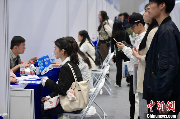 2023年11月22日，粤港澳大湾区人才专场招聘会在深圳国际会展中心举办。中新社记者 陈文 摄