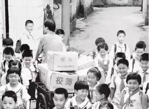 创业初期，宗庆后蹬三轮卖文具 。图源：潮新闻