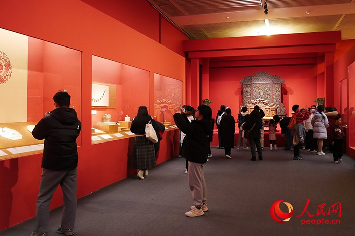 观众正在参观“龙肇新元——甲辰龙年新春文化展”。人民网记者 韦衍行摄