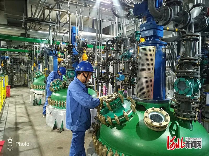 2月27日，华润双鹤药业股份有限公司沧州分公司一车间内，工人正在查看设备。河北日报记者王雅楠摄