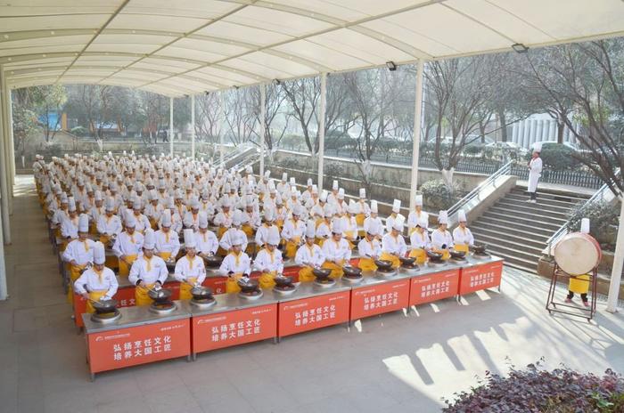 2024年1月11日,新东方烹饪教育中餐专业学生练习翻锅基本功 曹小林摄 