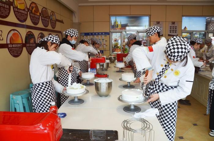 2024年2月26日,新东方烹饪教育西点专业学生学习蛋糕抹胚 曹小林摄 