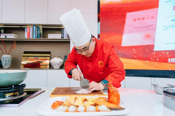 2024年2月26日,新东方烹饪教育老师进行教学示范 曹小林摄