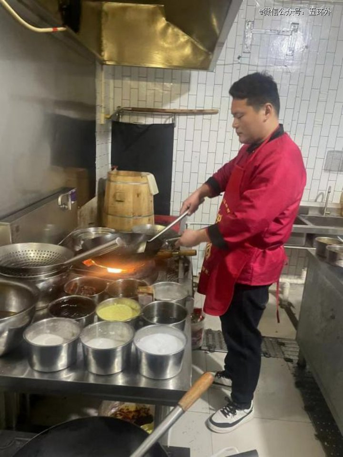 常文龙在出餐（图源：受访者）