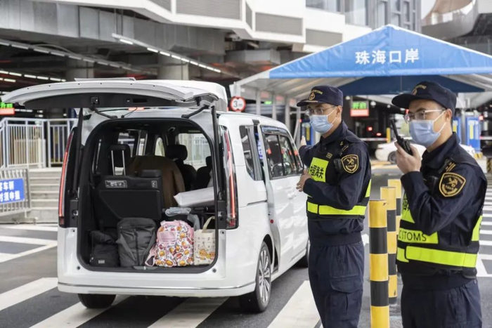 港珠澳大桥海关关员验放进出境车辆。程霖 通讯员林昌锋/摄