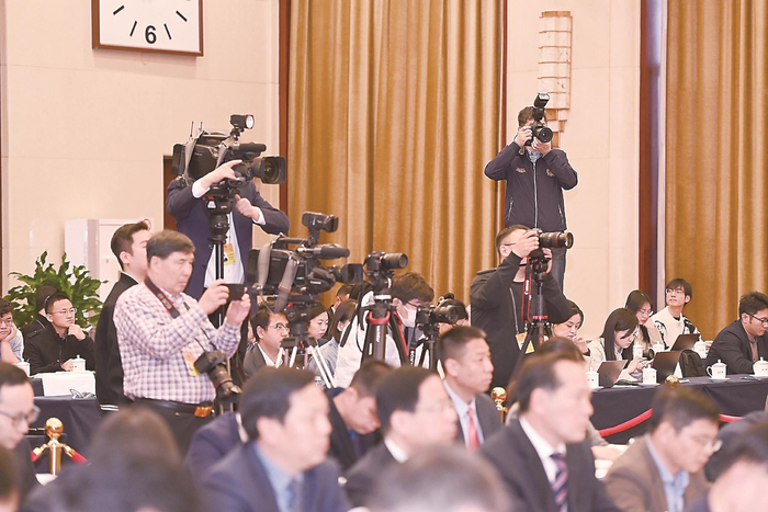 3月6日下午，在安徽代表团住地会议厅里，52家境内外媒体、85名记者参加开放团组会议。      本报记者 杨 竹 摄
