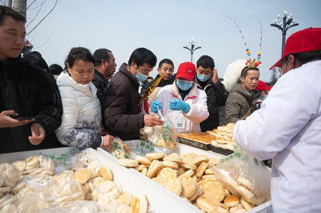 庙会游客购买压缩馍。（资料图）