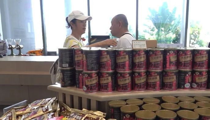 　　游客们选购兴隆咖啡。曾小威 摄